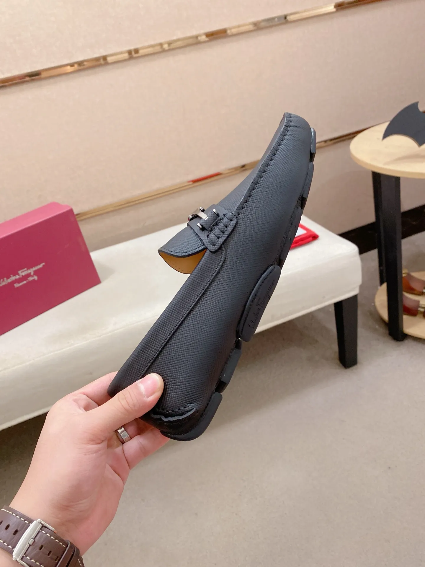 Factory price: 540💰High-end quality! Ferragamo🆕🆕Exclusive hot-selling products in stock🔥🔥New products on the shelves, high-quality Ferragamo men's pea shoes, high-end casual driving shoes, with complete packaging! 💪 💪 Material: imported first-layer cowhide 🐂 + imported high-quality water-dyed cowhide lining + wear-resistant outsole 👍🏻👍🏻 Features: high-end and comfortable, purely handmade 🚀 🚀 Create the perfect shoe that suits you best 🔥 🔥 Size: (38-44) 45 standard size can be customized!